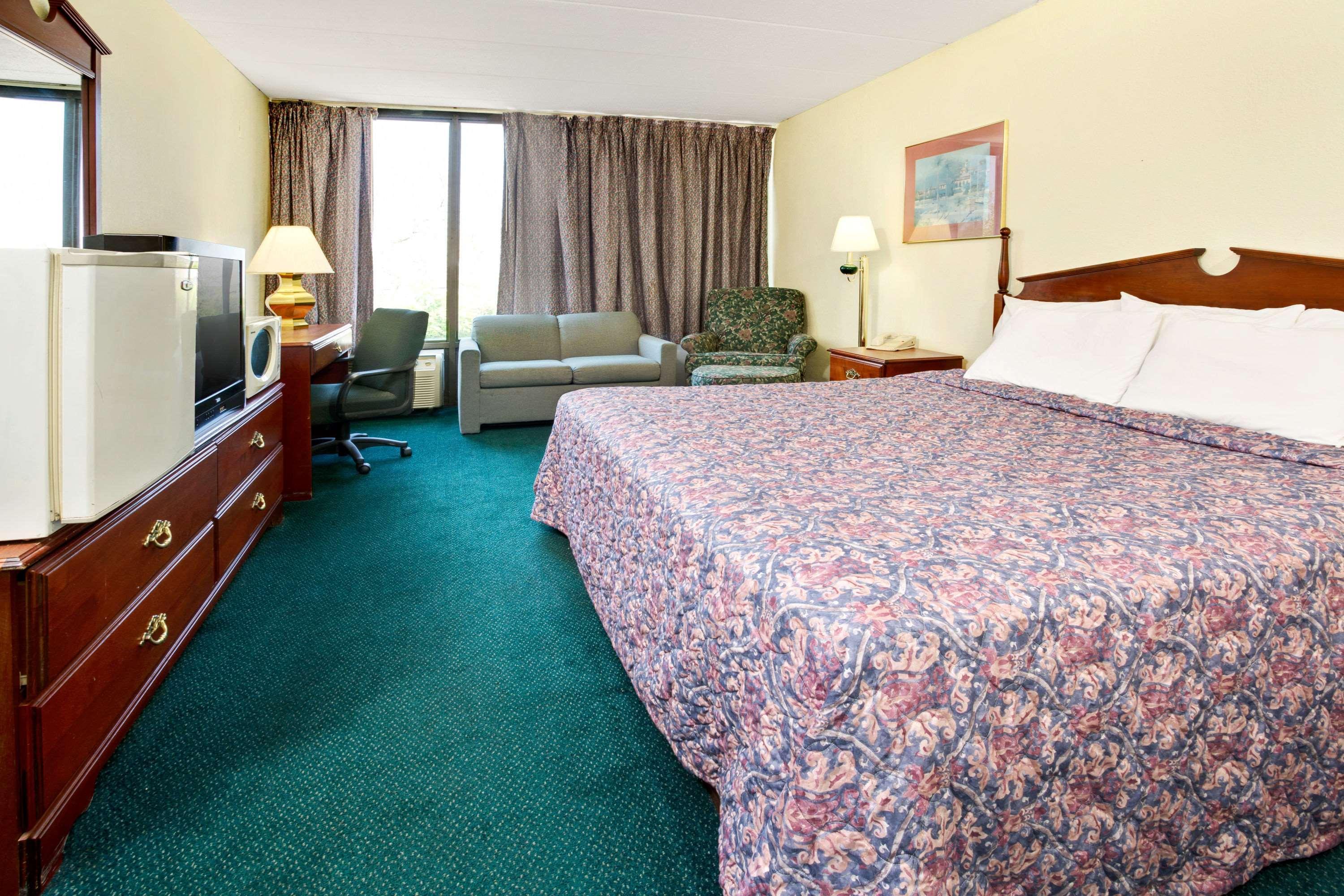 Days Inn By Wyndham Sharonville Εξωτερικό φωτογραφία