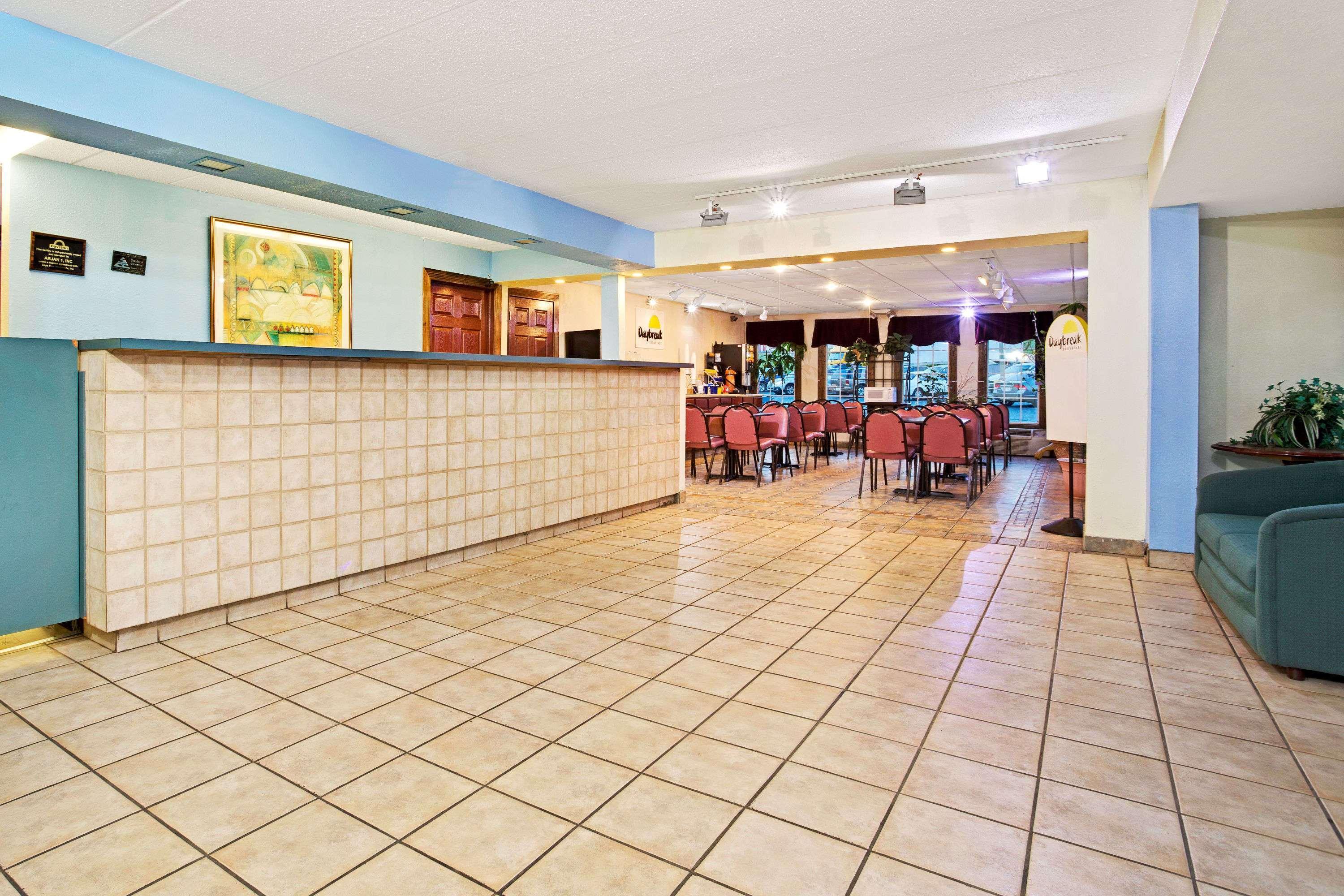 Days Inn By Wyndham Sharonville Εξωτερικό φωτογραφία