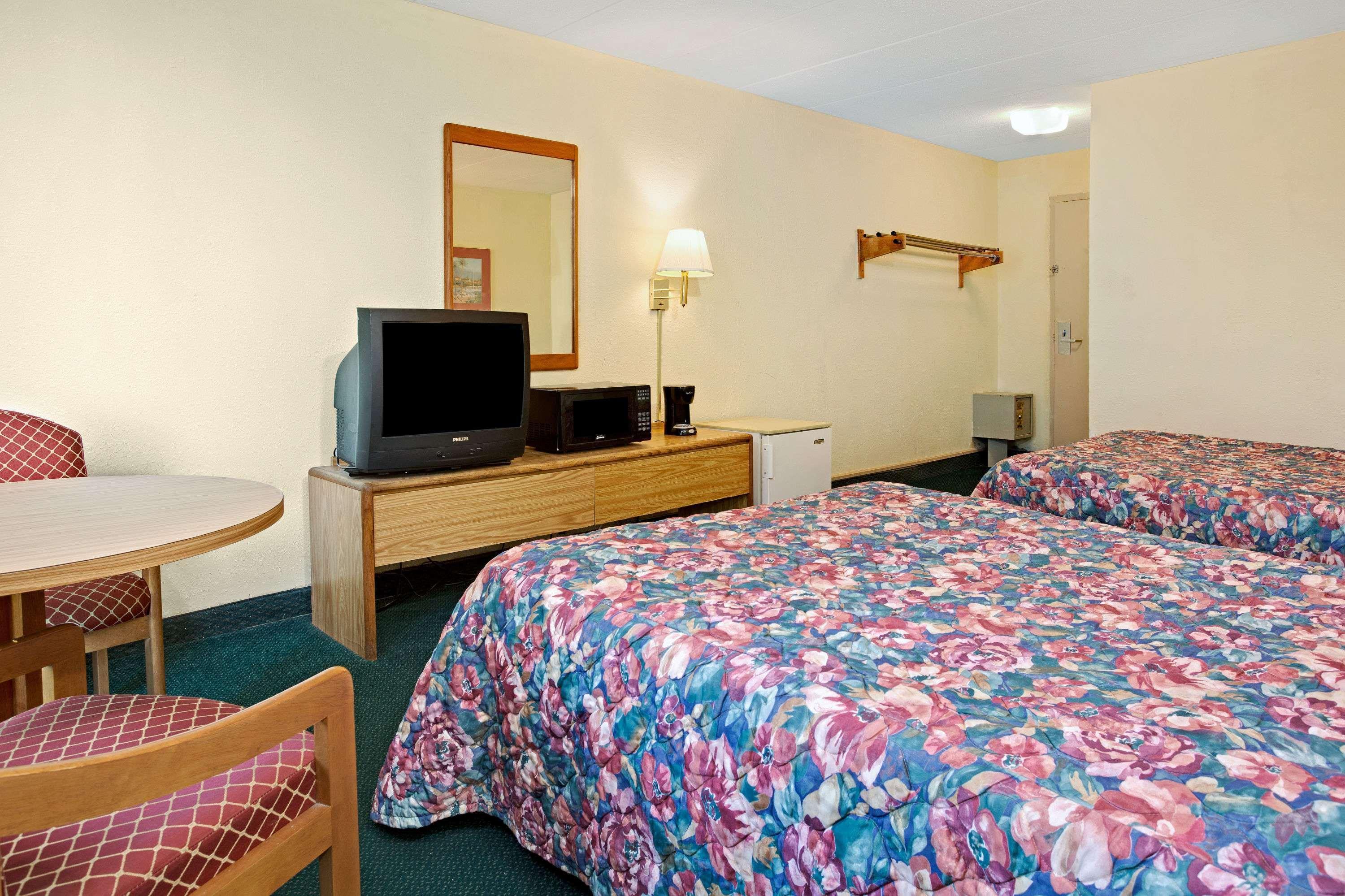 Days Inn By Wyndham Sharonville Εξωτερικό φωτογραφία