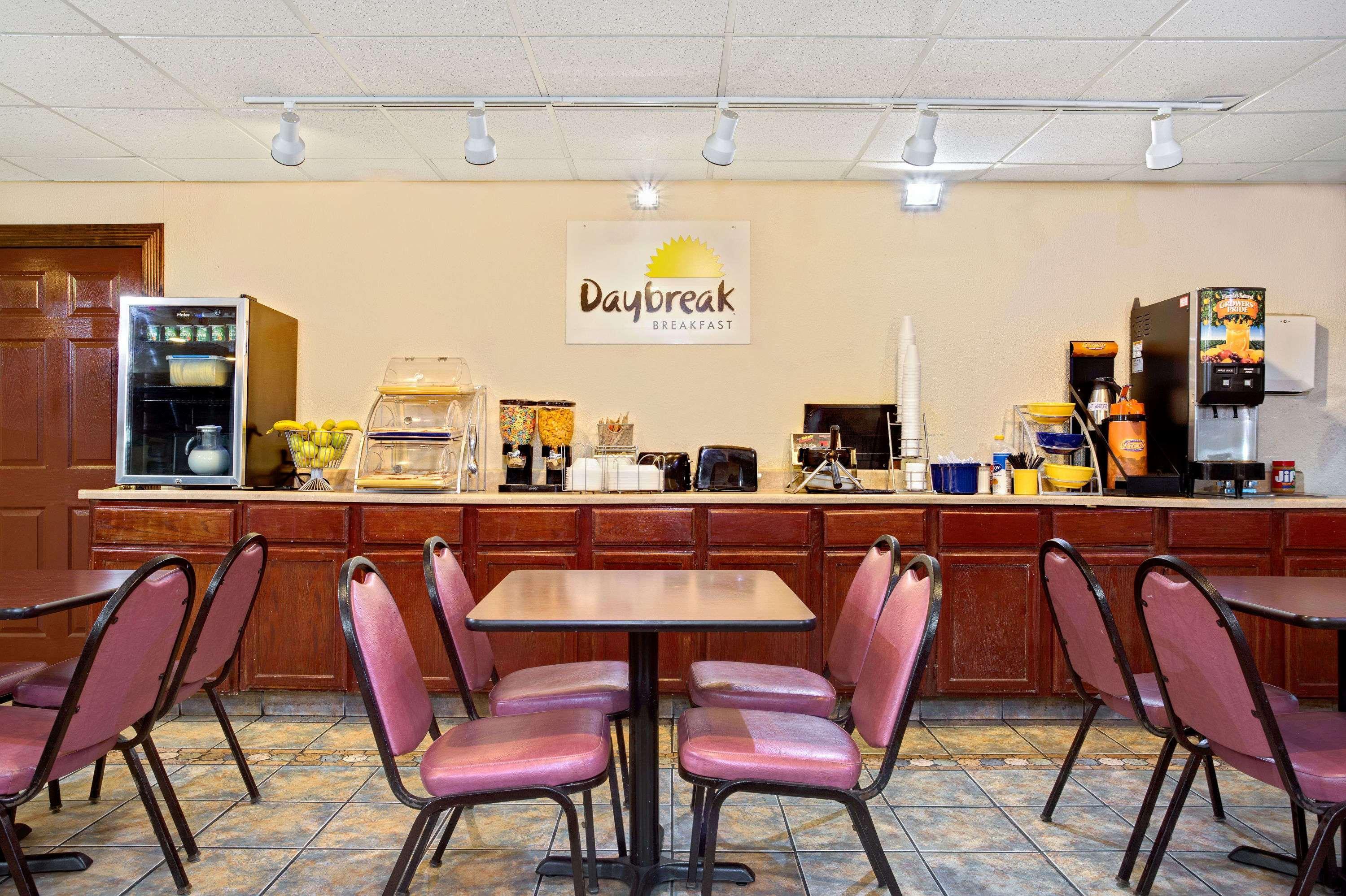 Days Inn By Wyndham Sharonville Εξωτερικό φωτογραφία